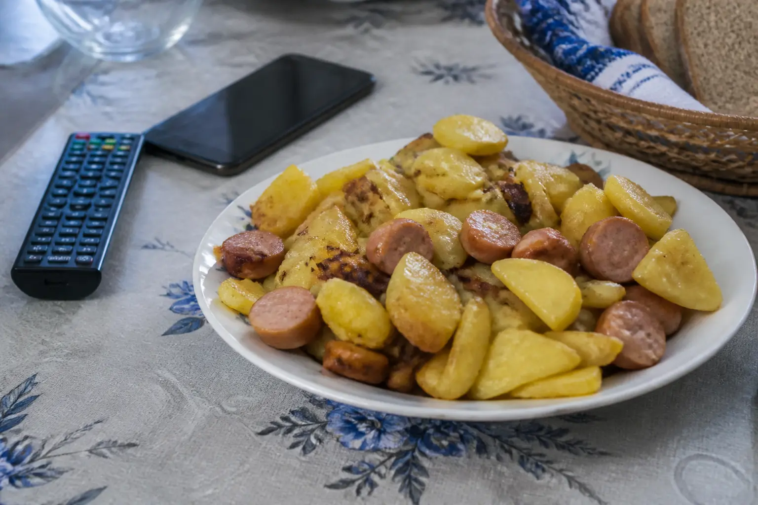 Шкідливі харчові звички: велика порція калорійної їжі перед телевізором