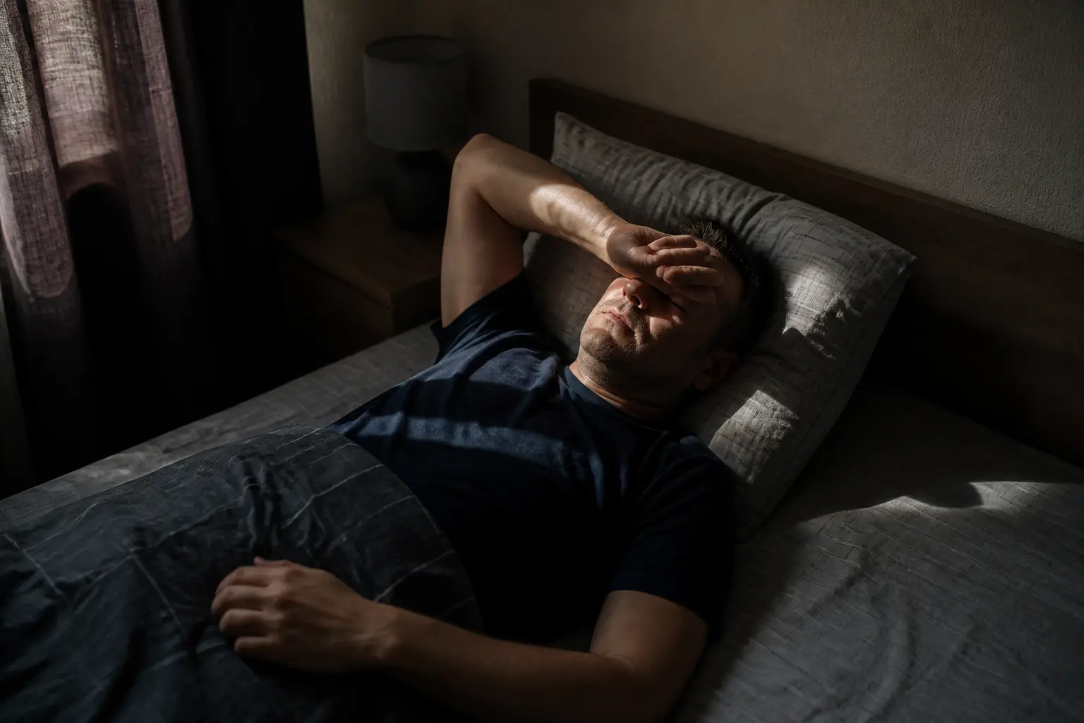 Чоловік з головним болем і світлобоязню після грипу