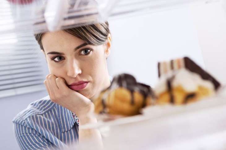 Що робити, якщо весь час тягне на солодке і чому це відбувається