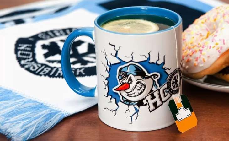 Лікарі розповіли, як може зашкодити чай із лимоном