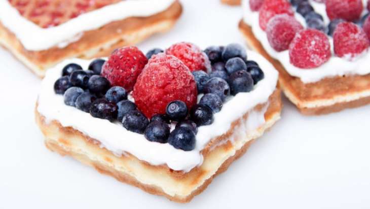 Названі категорії людей, кому не можна їсти торти та тістечка