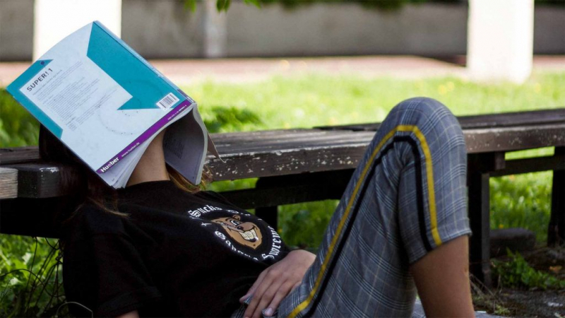 Синдром сплячої красуні: симптоми розладу Клейне-Левіна