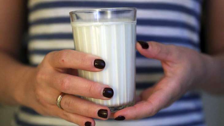 Лікар назвала причину здуття живота при вживанні молока