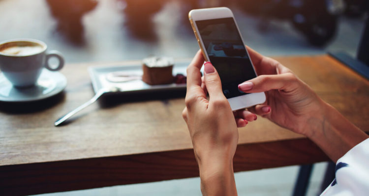 Біль у спині та грижі можуть виникати через використання смартфона0