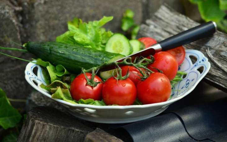 Дієтолог розвіяв популярний міф про салат з огірків та помідорів
