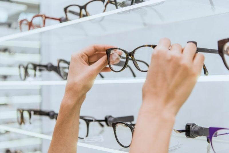 Оправи для окулярів, як обрати стильну і комфортну модель?